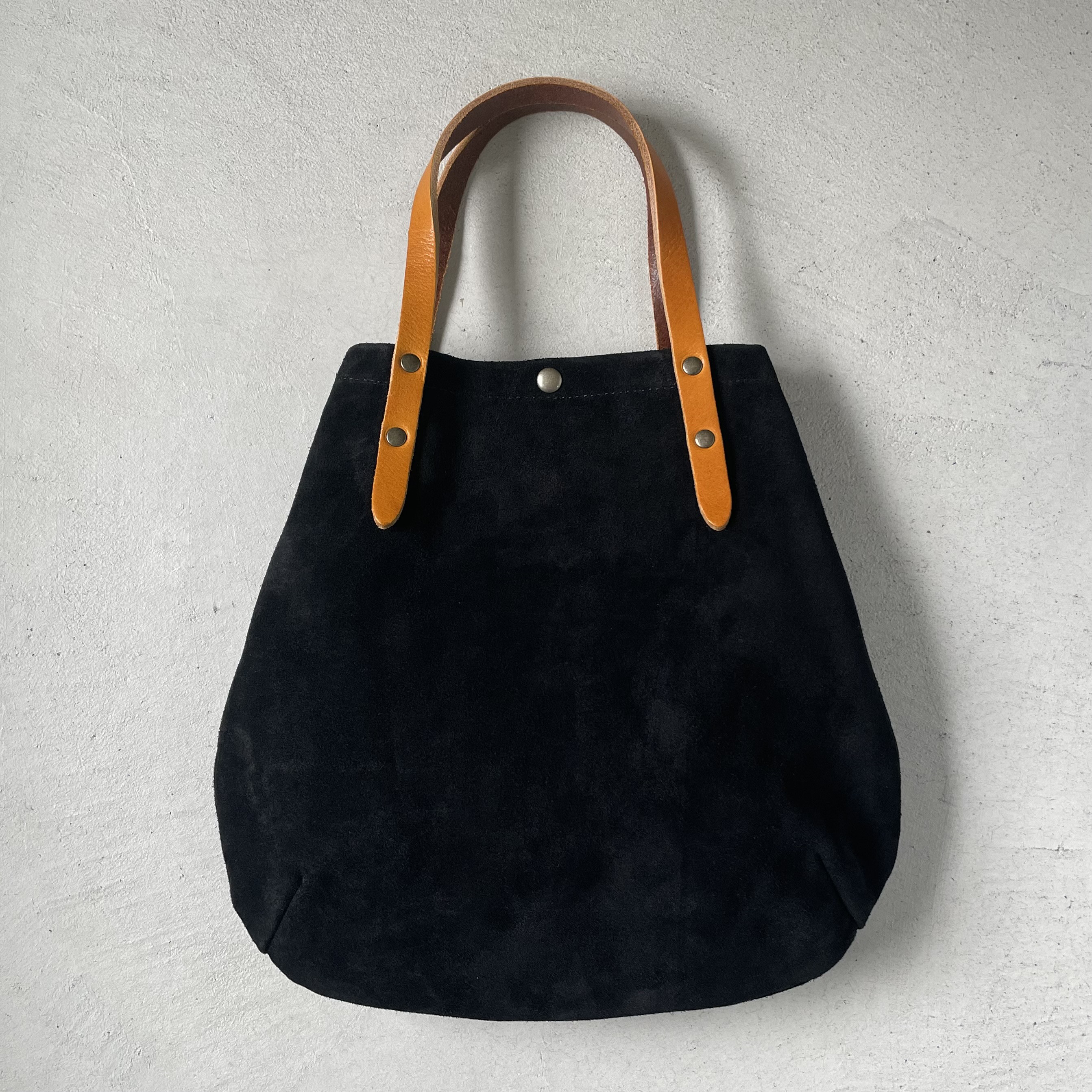 【2025再販】牛床ベロアと極厚オイルヌメの丸型トートバッグ S-size【ブラック】