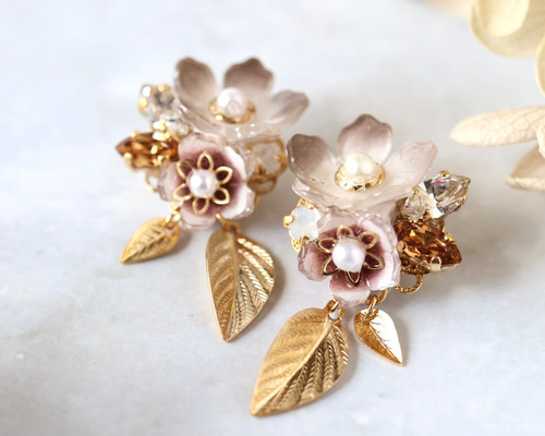 くすみ色の花とbijou＊葉っぱの華やかピアス／イヤリング （くすみ
