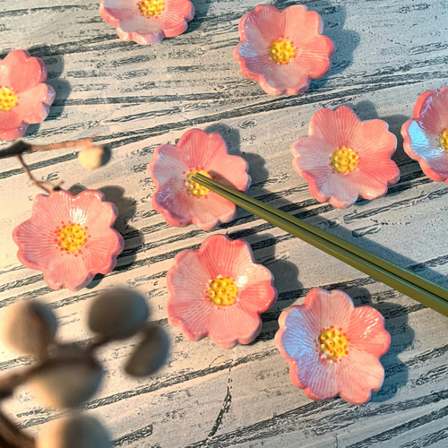 キラキラ輝くピンクの桜箸置き（完売につき再販） - 陶器の箸置き 箸