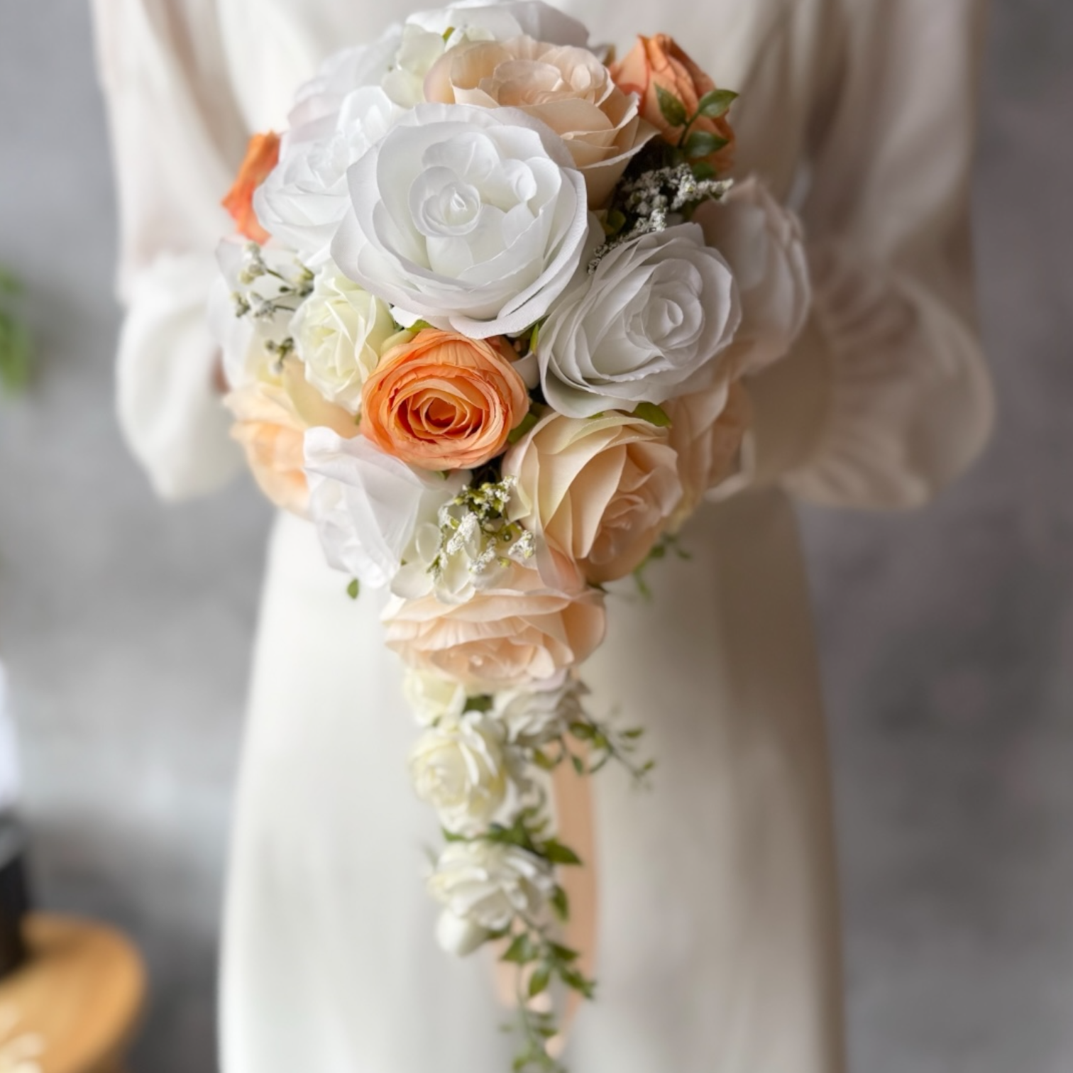 【送料無料】白バラ×オレンジキャスケードブーケ☆ブートニア