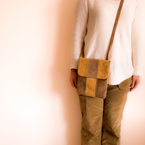 スエード革のポシェット、お出掛け＆旅行に、グッドサイズです  