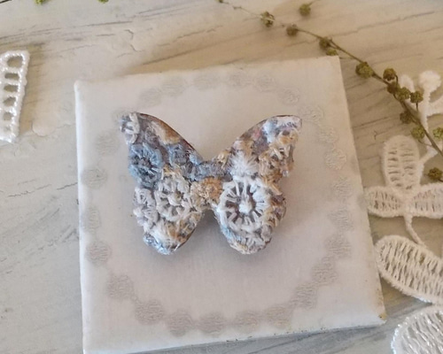 蝶々のブローチ ミナペルホネン生地はぎれ skyful *木台*北欧風