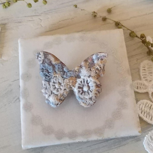 蝶々のブローチ ミナペルホネン生地はぎれ skyful *木台*北欧風