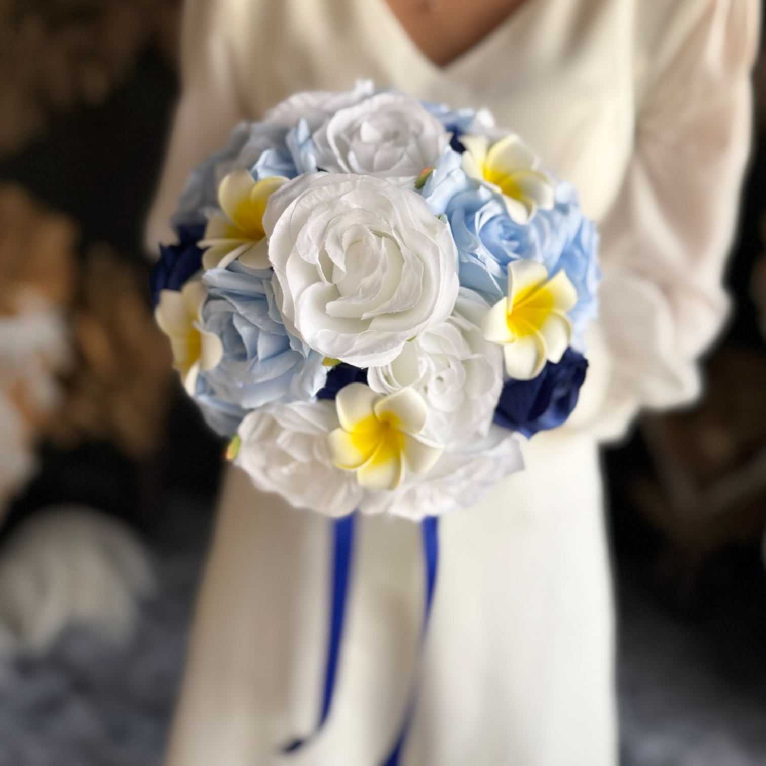 【送料無料】白バラ×ブルー濃淡×プルメリアのラウンドブーケ☆