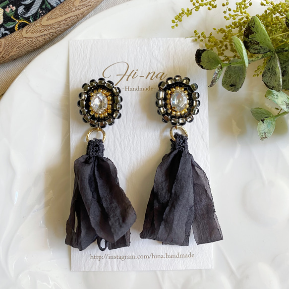 shiny black」ビーズ刺繍×フワフワタッセルピアス/イヤリング ピアス
