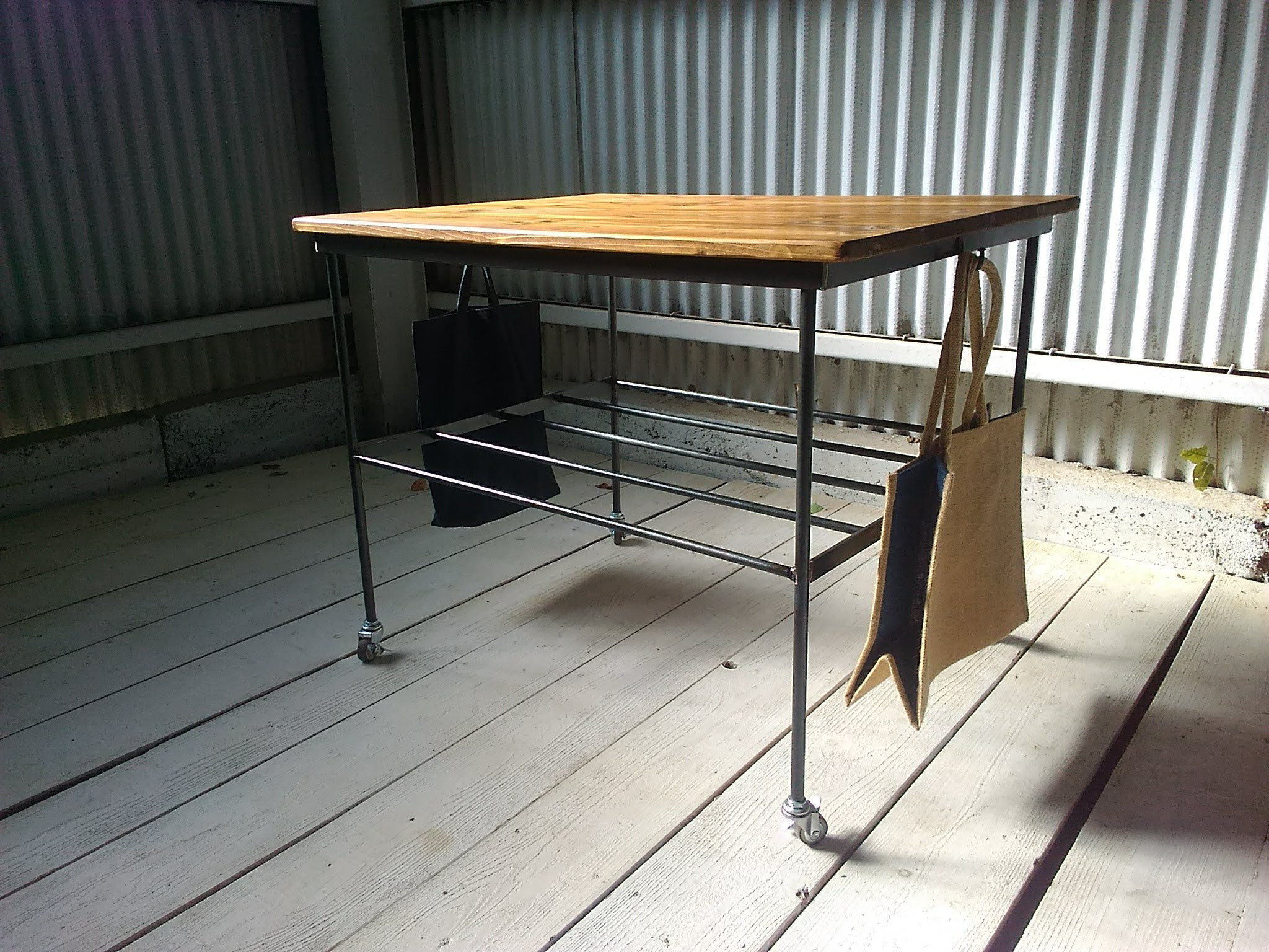 アイアン ウッド ムービング テーブル（キャスター フック 収納棚付 可動式 商品棚 ディスプレイ）《頑丈》《全面溶接》