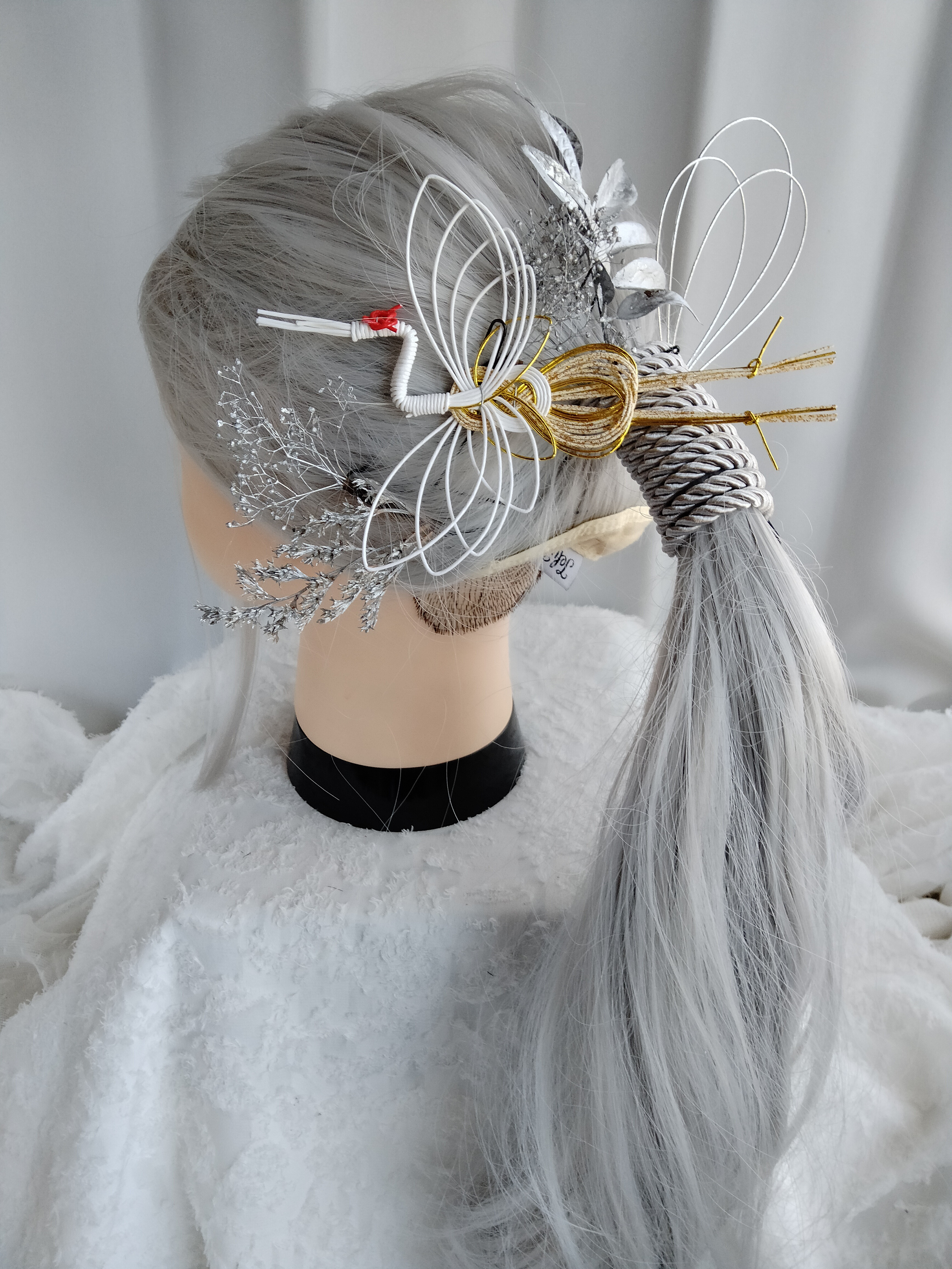 鶴の水引細工とシルバーの組紐の髪飾り　ポニーテール　タイトポニー　シャイニーシルバー　　水引髪飾り　紐アレンジ　成人式