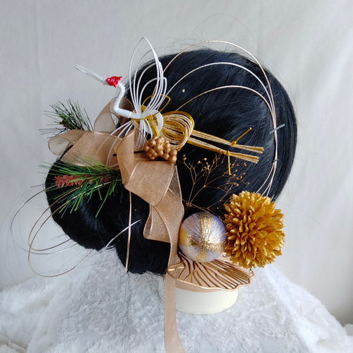 鶴の水引細工と松とリボンの髪飾り タイトシニヨン シニヨンヘア 成人