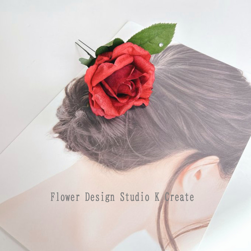 華やか☆赤い薔薇と葉っぱの髪飾り 赤い薔薇 髪飾り フローレス