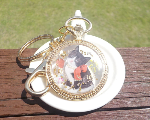 ワケありな逸品 レジンアクセサリー 透明 ハチワレ猫 懐中時計