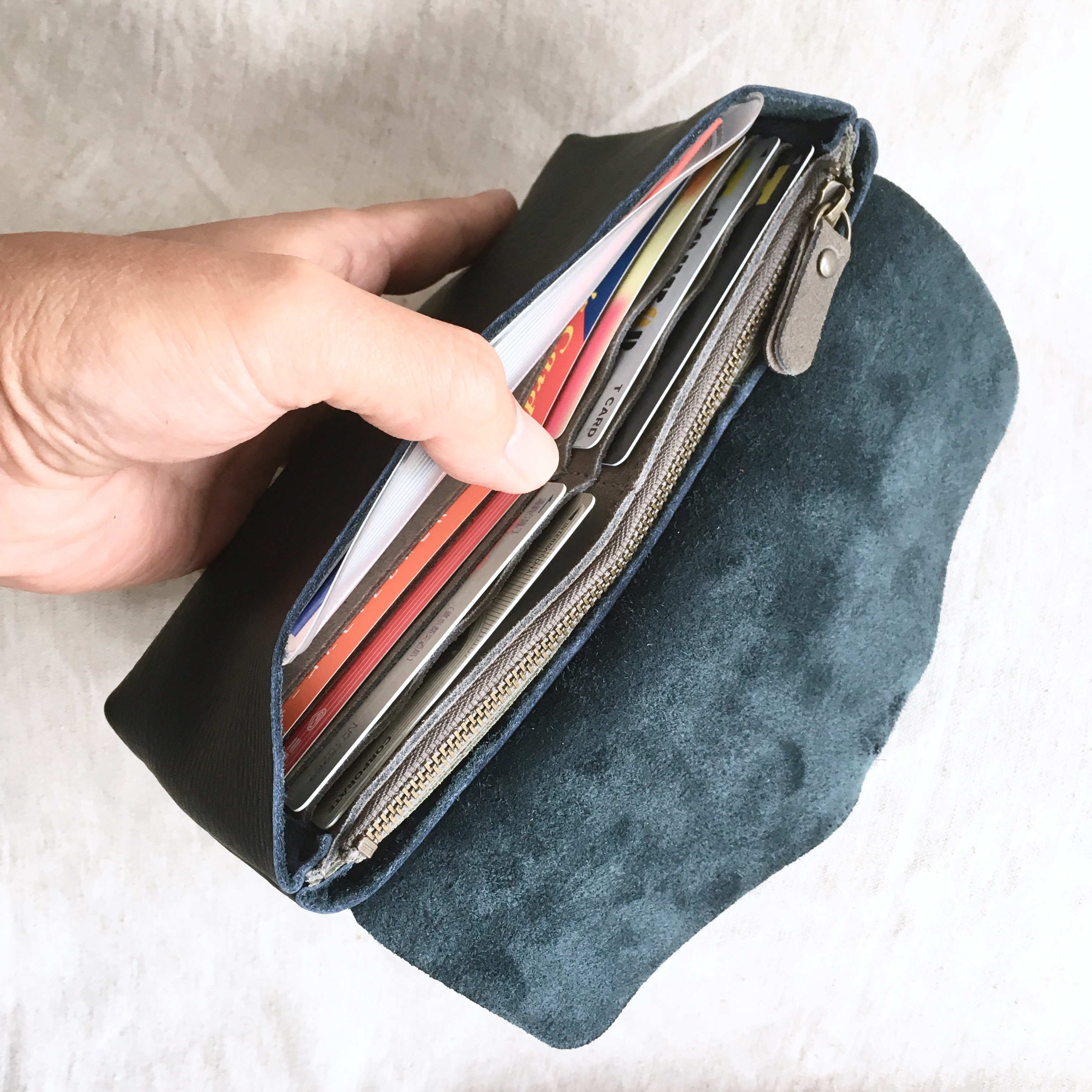 『2025再販』牛シュリンクレザーと牛床ベロアのシンプル長財布【ブラック】