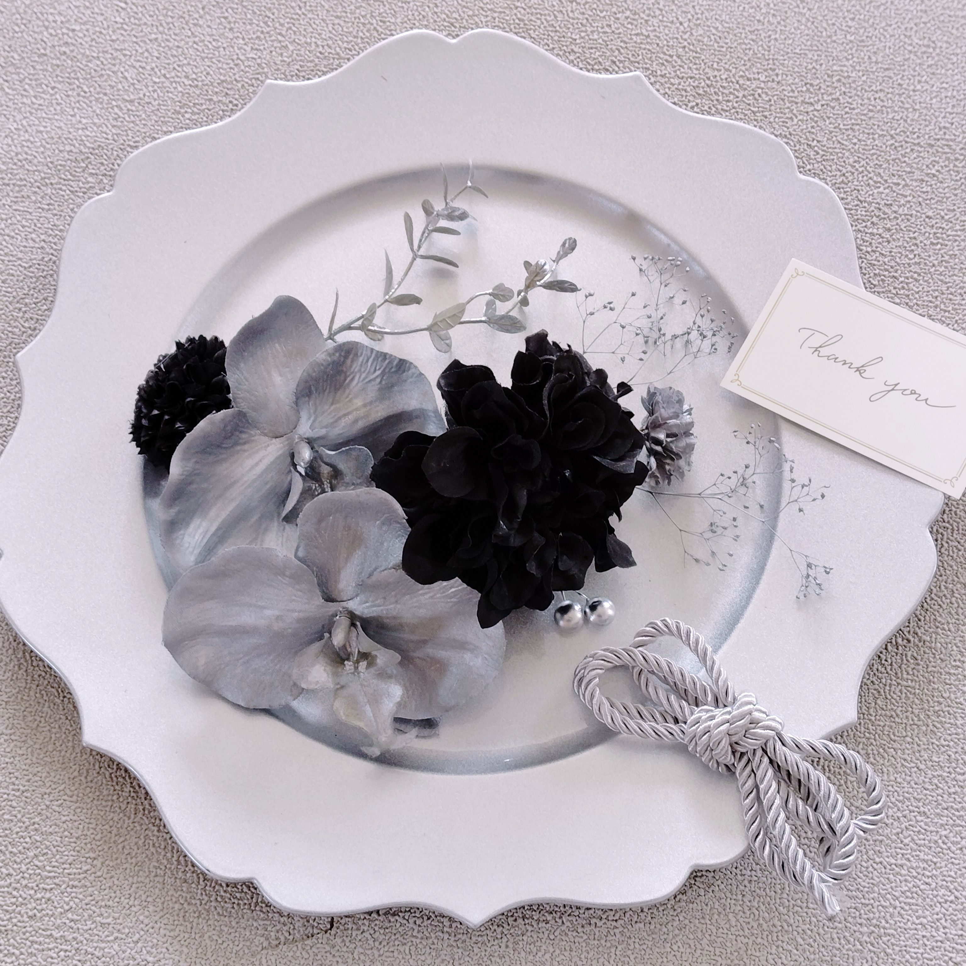 銀の胡蝶蘭　和装 　髪飾り　成人式　卒業式　結婚式　前撮り　黒振袖　黒袴　黒着物　ブラックシルバー　銀帯　紐アレンジ