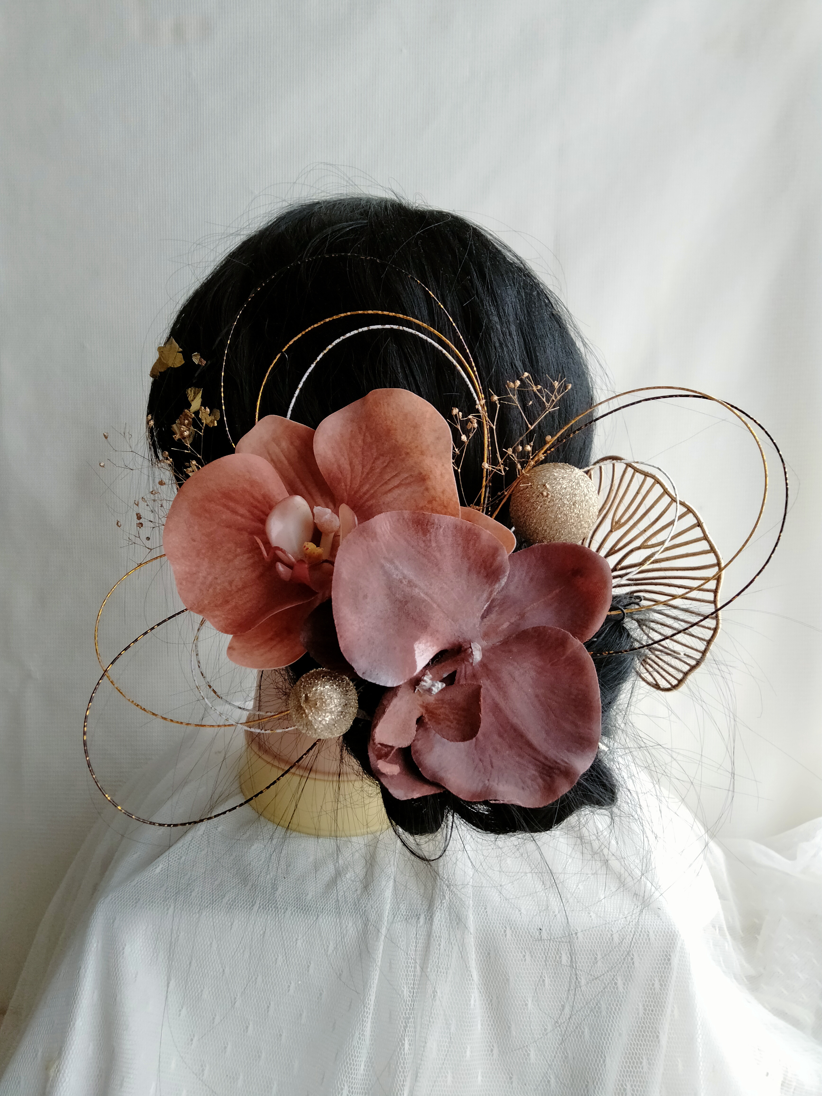 ブラウンの胡蝶蘭の髪飾り　成人式　卒業式　結婚式　和装　振袖　袴　水引き　和玉かんざし　タイトシニヨン　シニヨンヘア