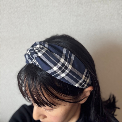タータンチェックのカチューシャ（クロスターバン型・ネイビー）chika