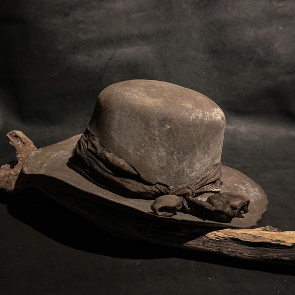 【三角帽】復古處理的棕色圓頂禮帽 第1張的照片