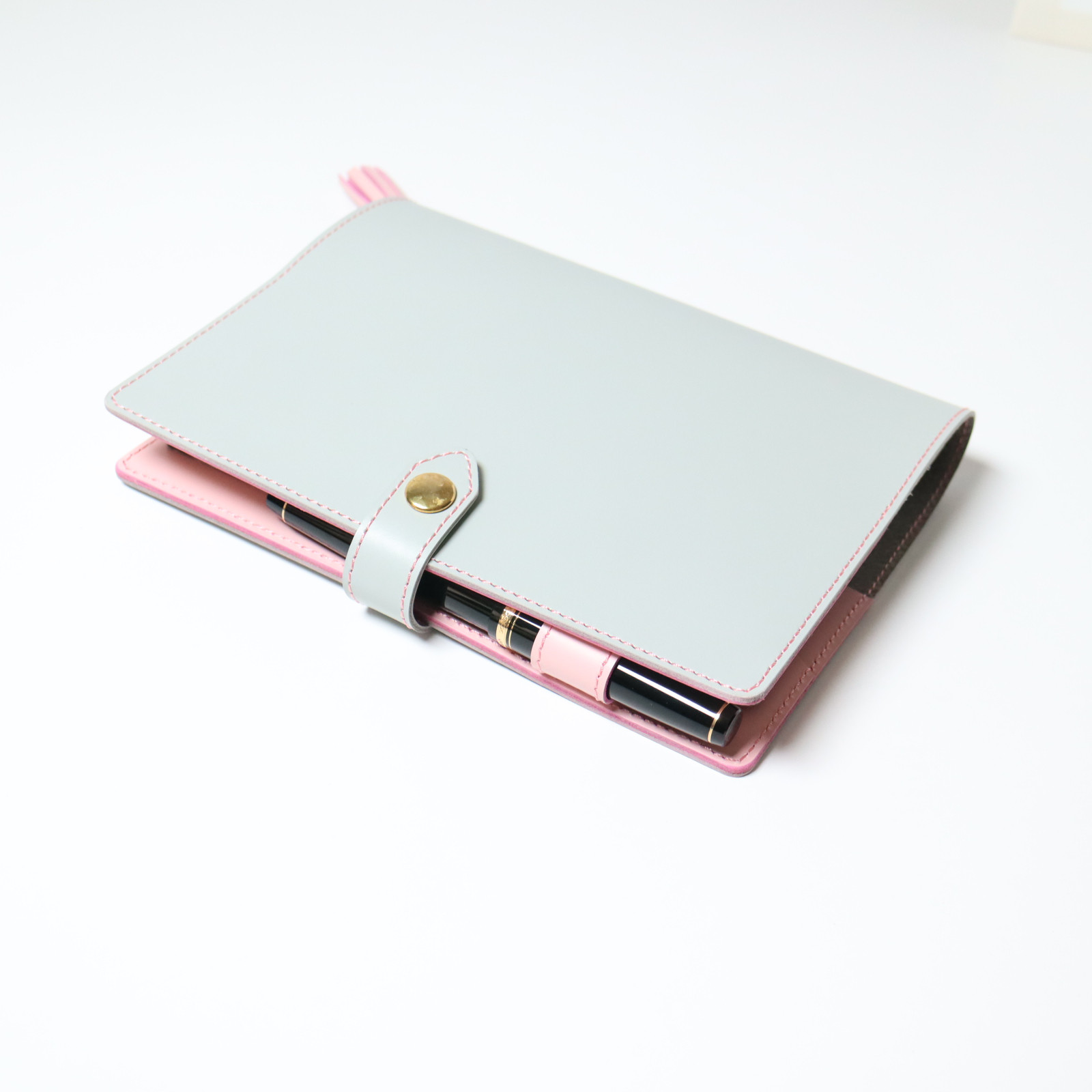 A5　牛革　可愛い　手帳カバー　ばねホックのベルト　ペールグレーさくら色　タッセルさくら色 6,241円