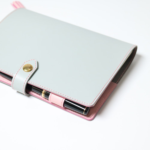 A5 牛革 可愛い 手帳カバー ばねホックのベルト ペールグレーさくら色