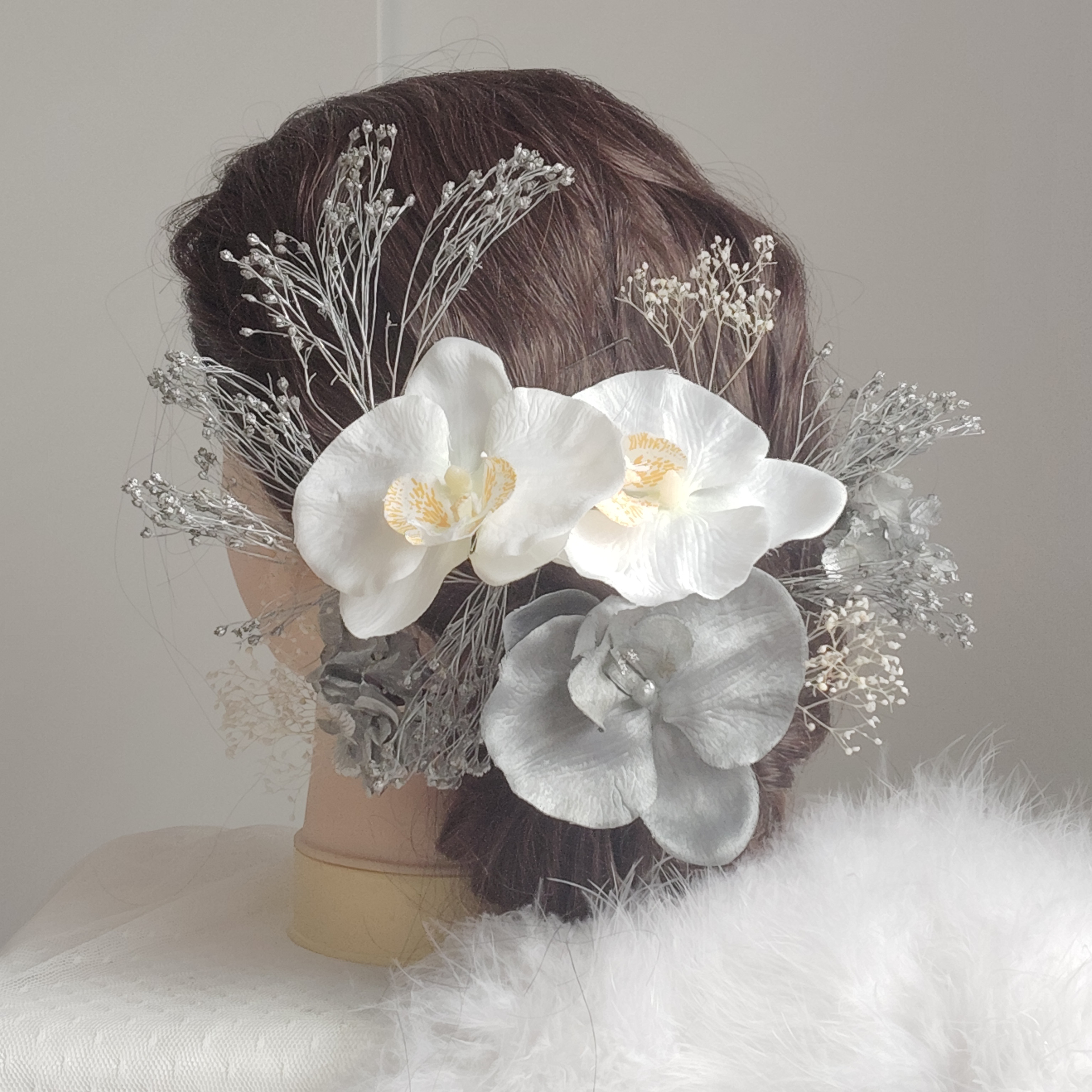 銀花＿胡蝶蘭と銀花の髪飾り　白無垢花嫁　 白無垢前撮り　白無垢ヘア　成人式　卒業式　結婚式　　和装　和装へア　シルバー