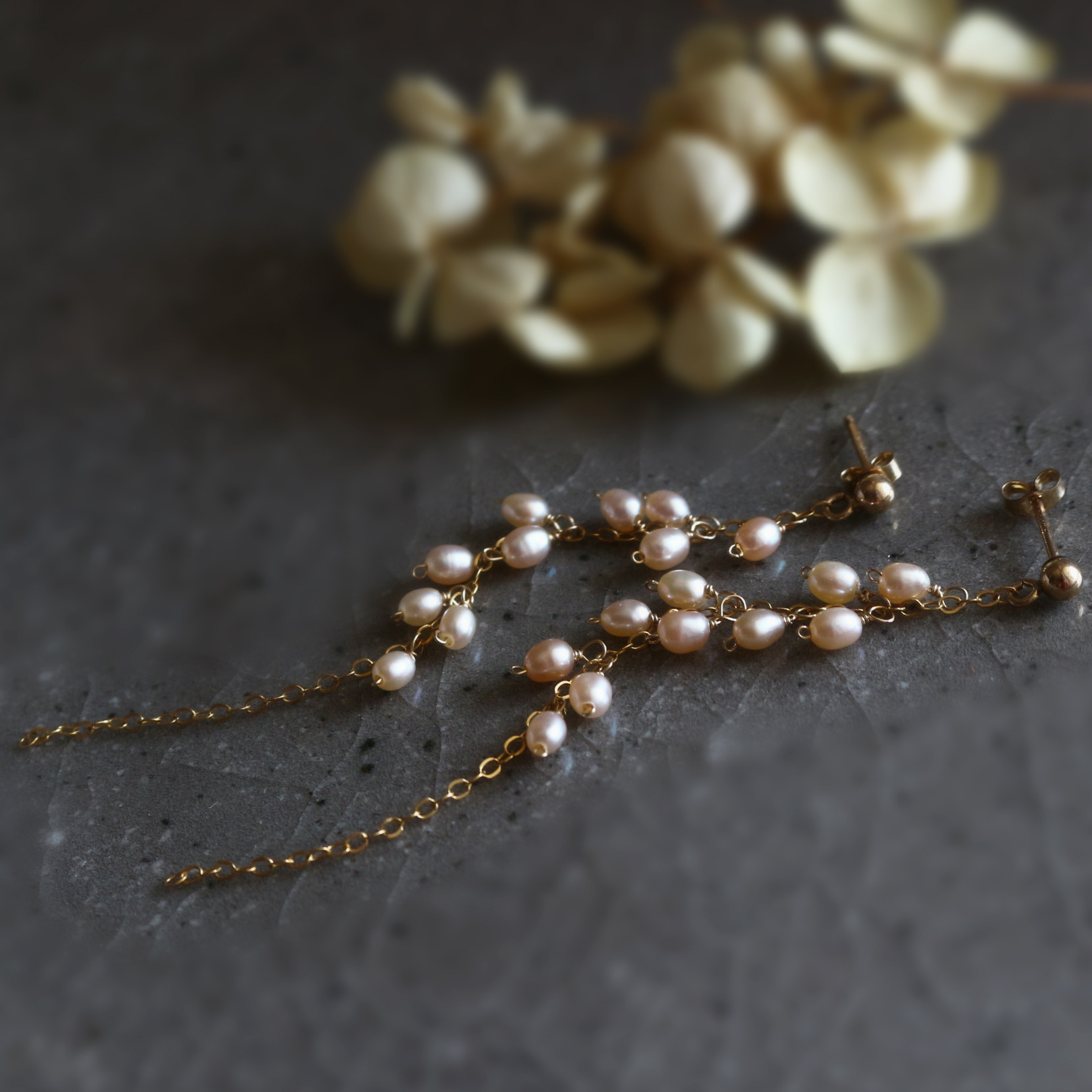 K14gf淡水パール（ピンクライス）・ロングピアス