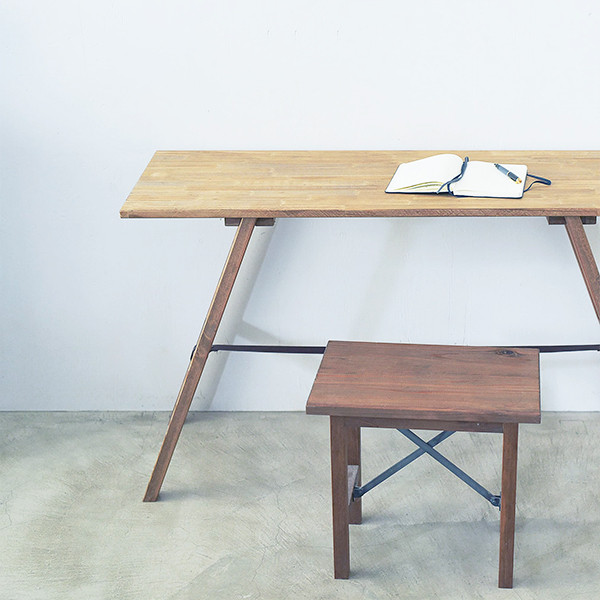 『パッチワーク板の天板』の組み立て式ワークテーブル アウトドアにも
