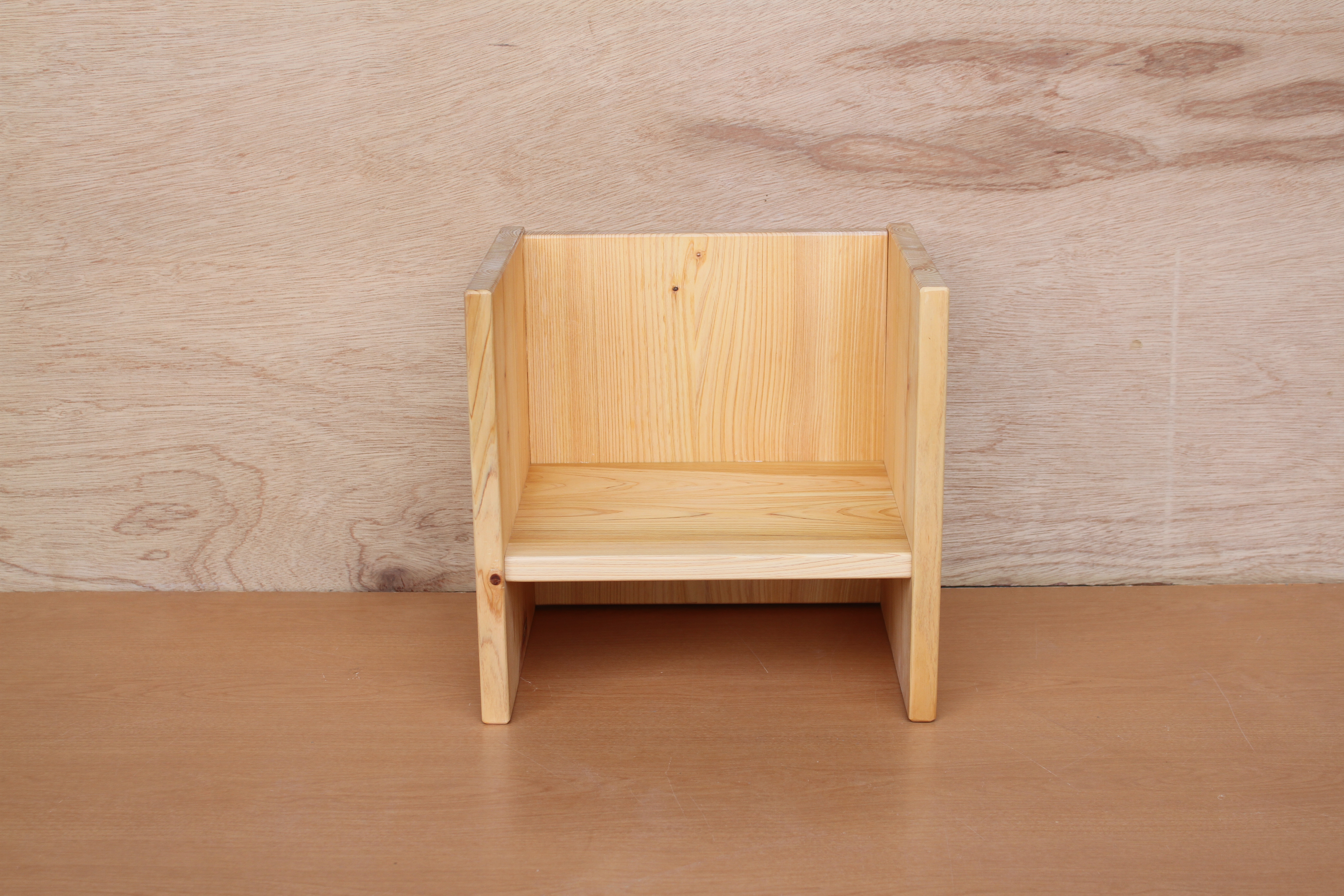 無垢材の高さの変わるイス・ヒノキ材