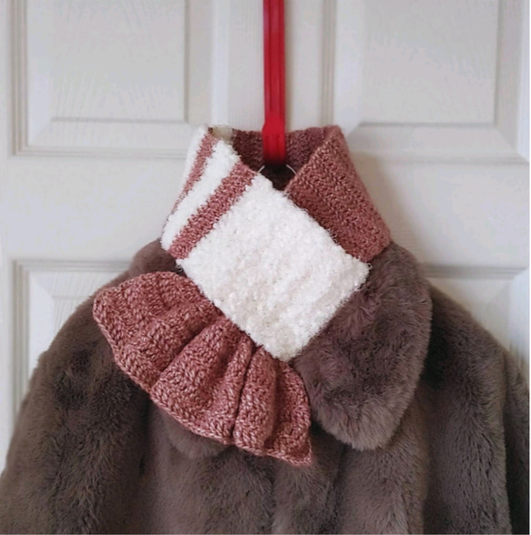 もこもこ白ボーダーの手編みフリルマフラー アシンメトリー マフラー