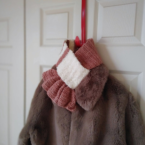 もこもこ白ボーダーの手編みフリルマフラー アシンメトリー マフラー  