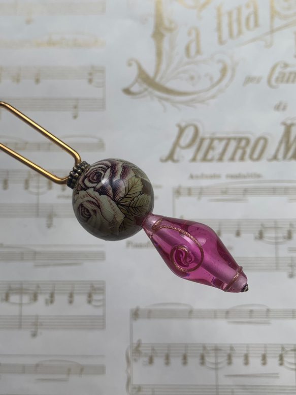 ビンテージ素材のロマンティックな薔薇の玉かんざし「ローズ・フューシャ―」 2枚目の画像