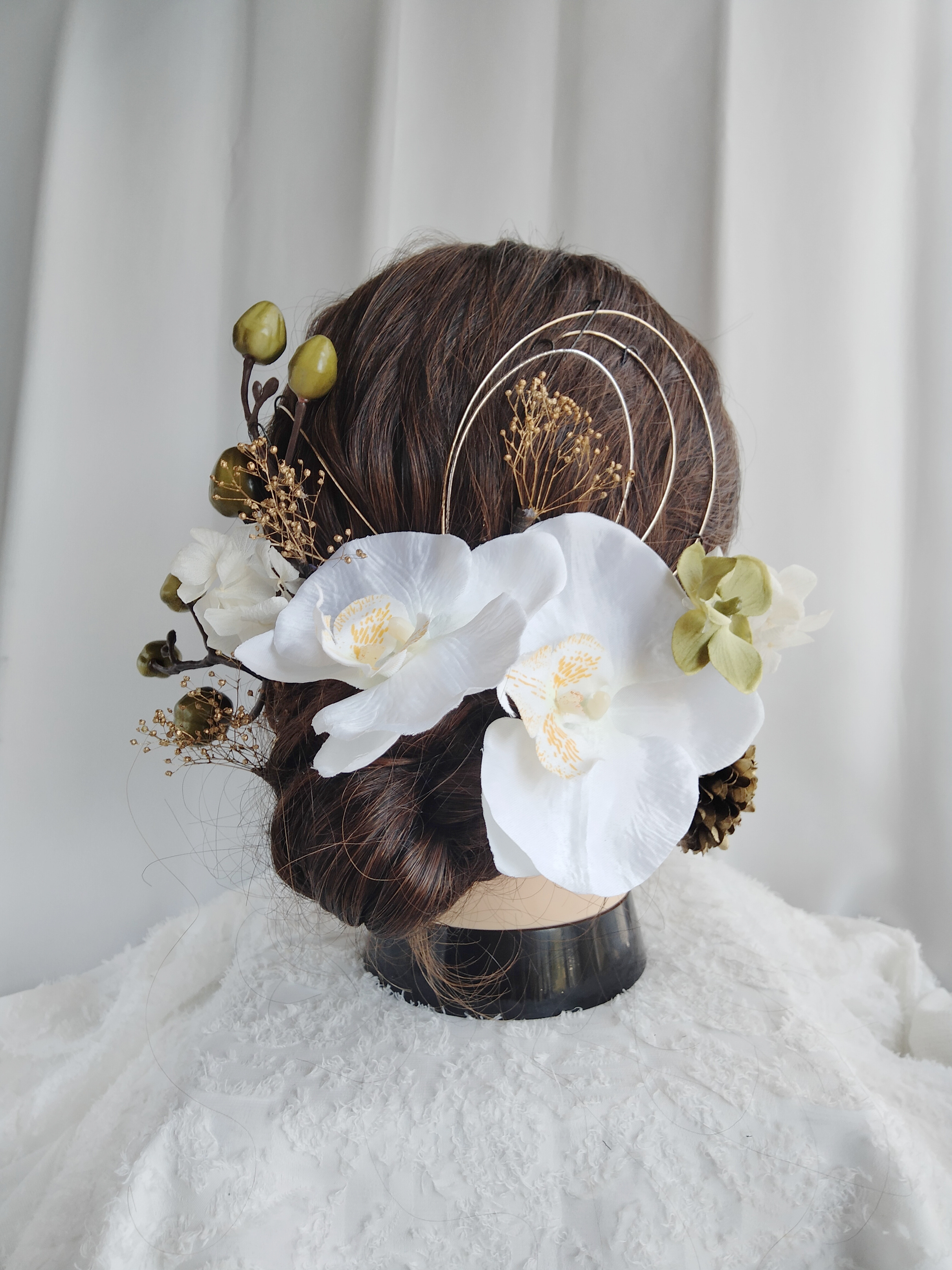 コチョウランの和装ヘアアクセ　白無垢　和装花嫁　髪飾り　成人式　結婚式　着物ヘアアクセサリー　タイトシニヨン　シニヨン