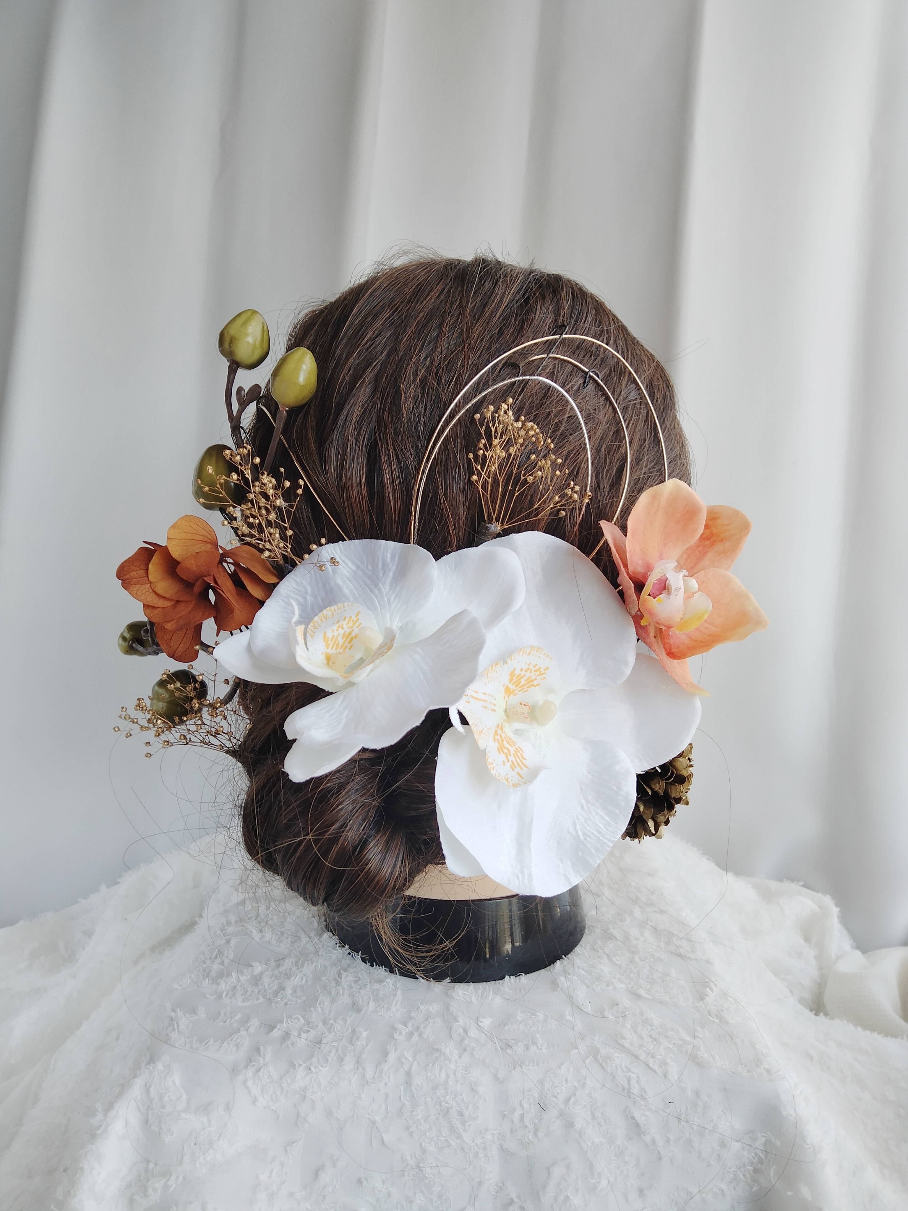 コチョウランの和装ヘアアクセ　白無垢　和装花嫁　髪飾り　成人式　結婚式　着物ヘアアクセサリー　タイトシニヨン　シニヨン