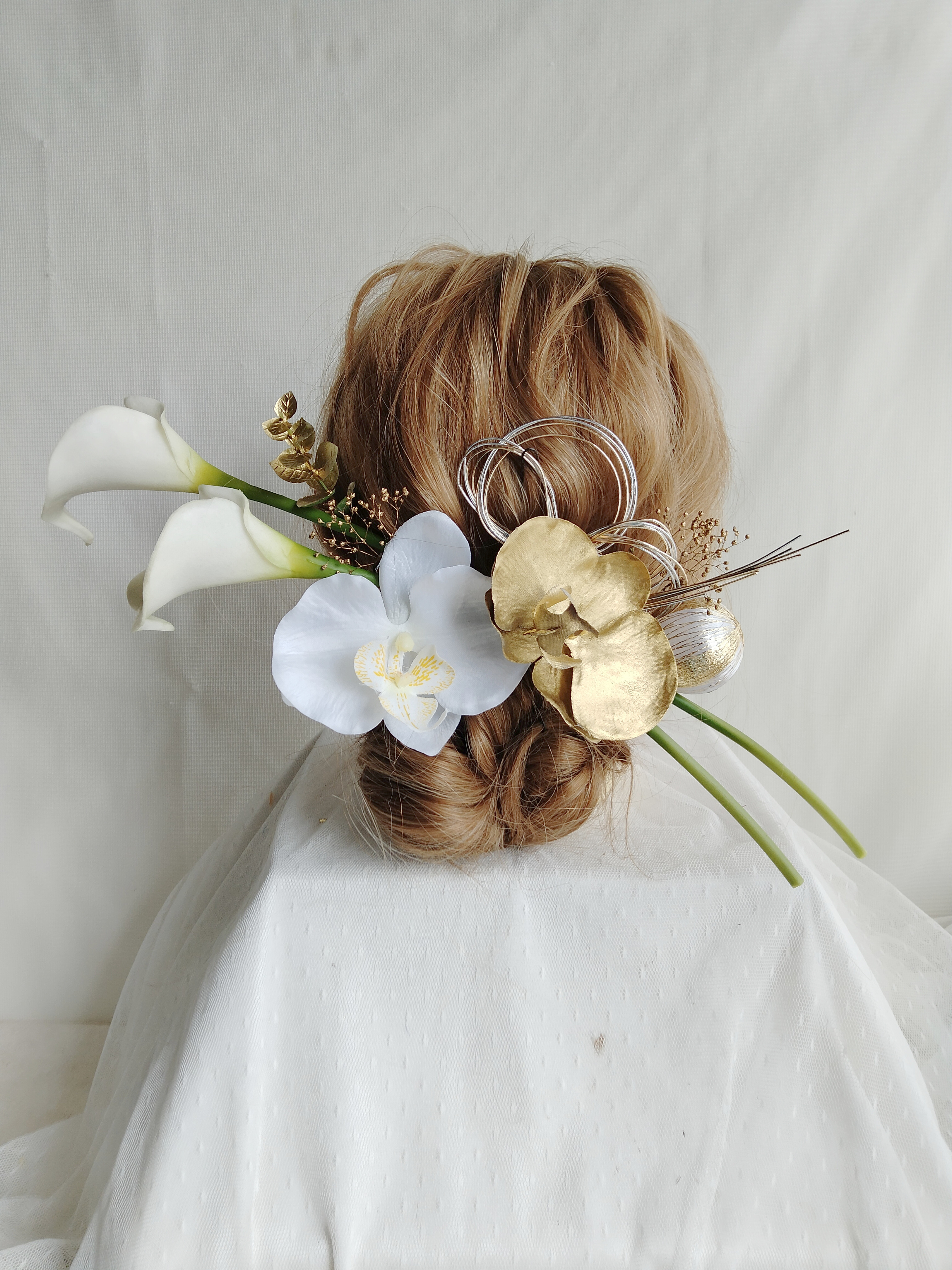 カラーの花×金の胡蝶蘭×水引きの和装髪飾り　カラーの花の髪飾り　白のカラーの花　結婚式ヘアアレンジ　白無垢