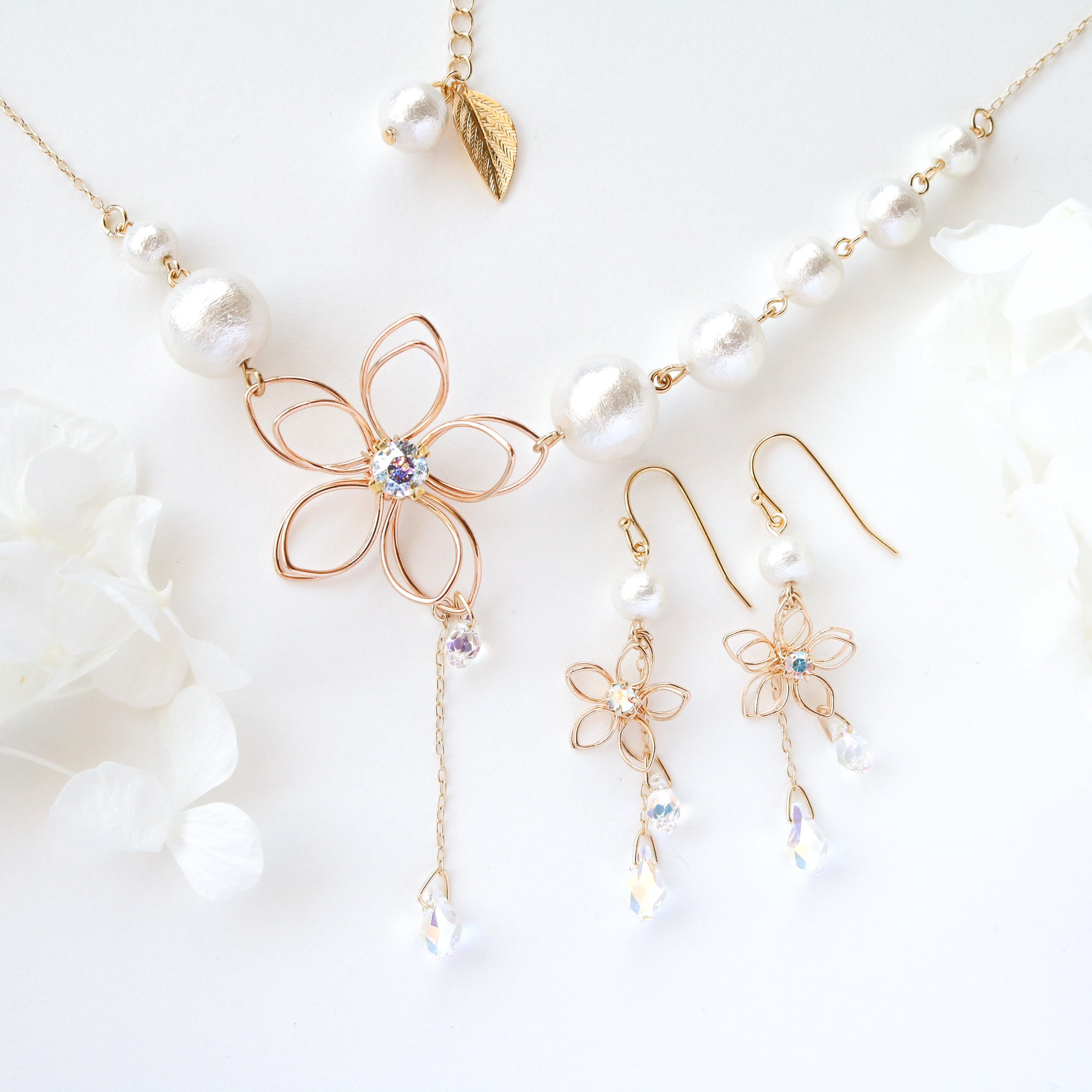 送料無料　夢雪と花と雫のピアス・ネックレス　2点セット【イヤリング/選べる長さ】ギフト　入学式　希少スワロフスキー