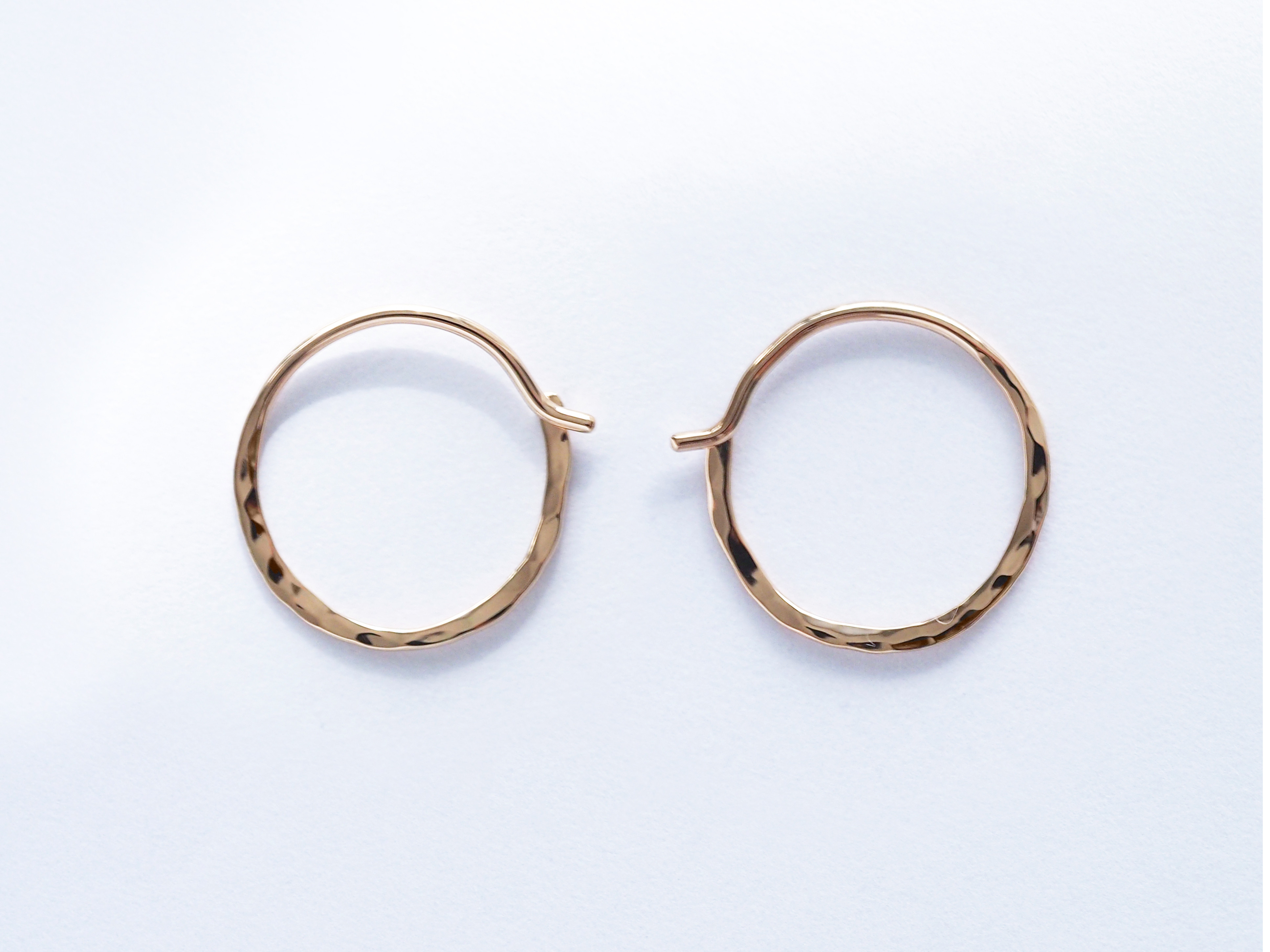 送料無料【14kgf / silver935】月ピアス／槌目／S