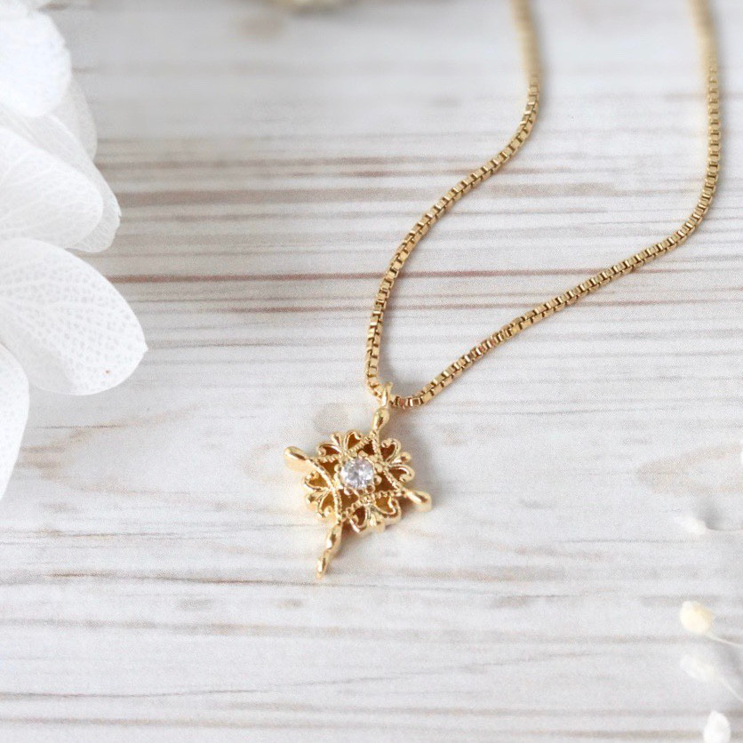 雪の結晶の14kgfネックレス　スノーフレーク　金属アレルギー対応　ゴールド　クリスマス　サージカルステンレス