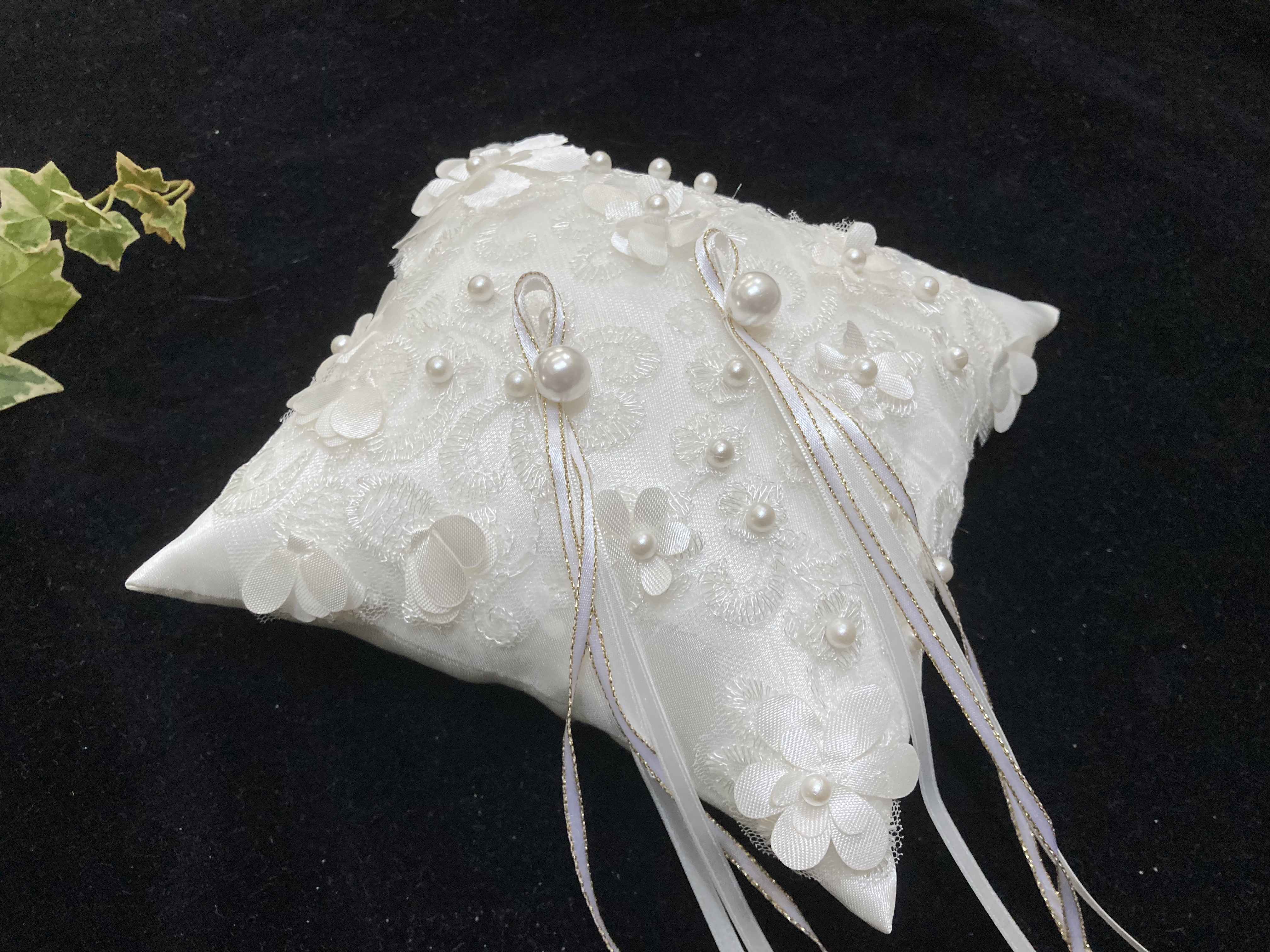 パールビーズ/立体的なフラワーモチーフ/刺繍を施したチュール／サテン生地/イニシャル／両面サテンリボン