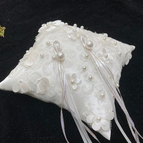 パールビーズ/立体的なフラワーモチーフ/刺繍を施したチュール／サテン