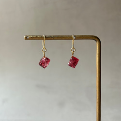 <イヤリング交換OK>ガラスカレットがキラリと輝く.*　キューブピアス《ミッドチェリー》 2枚目の画像