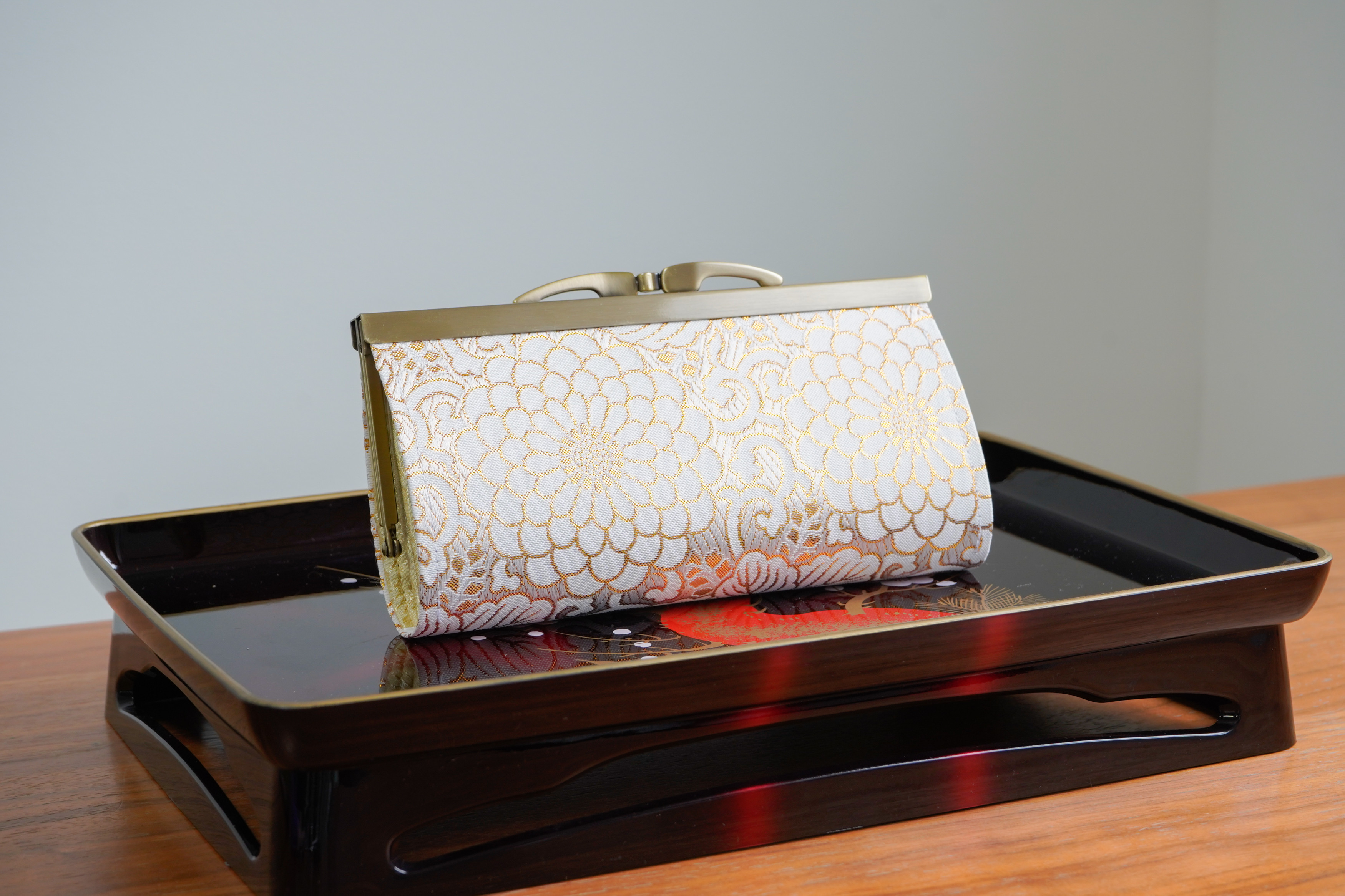 菊の金襴織物で中型長財布＊日本の伝統美＊ホワイト・白 がま口