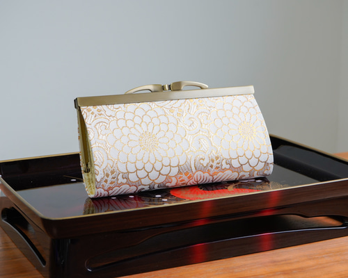 菊の金襴織物で中型長財布＊日本の伝統美＊ホワイト・白 がま口