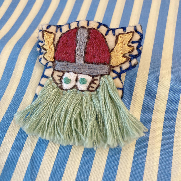 バイキング viking 海賊 ヒゲ グリーン 北欧 ブローチ 刺繍 手刺繍 フエルト 人 顔 フリンジ 11枚目の画像