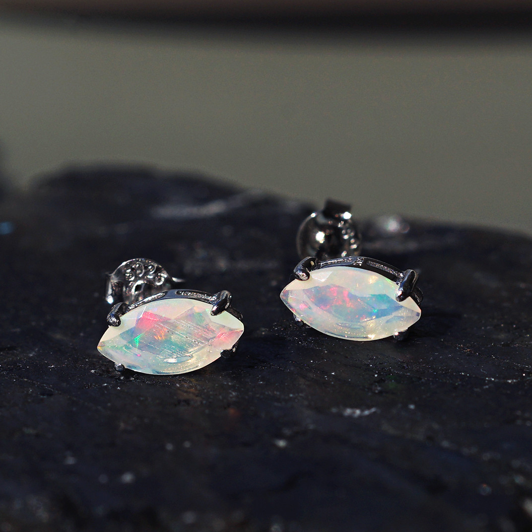 マーキスカットオパールのスタッドピアスSilver925　～風花（かざはな）