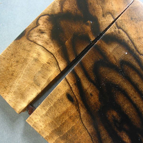 幸運を呼ぶ【黒柿】孔雀杢の木製名刺入れ【即日発送】 名刺入れ