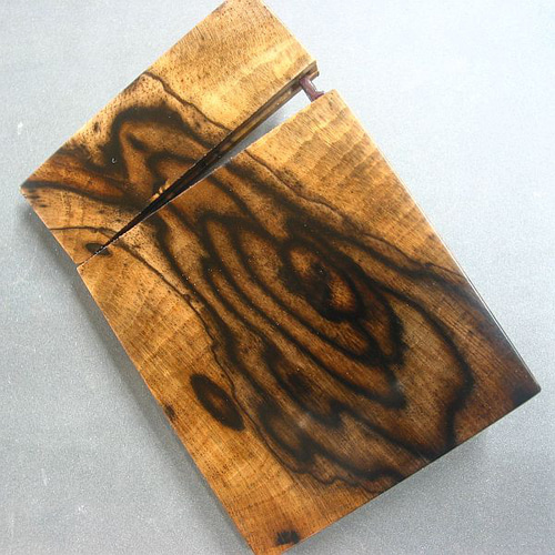 幸運を呼ぶ【黒柿】孔雀杢の木製名刺入れ【即日発送】 名刺入れ