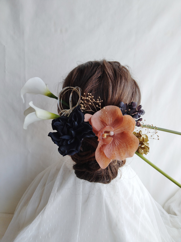 カラーの花×胡蝶蘭×水引きの和装髪飾り　カラーの花の髪飾り　テラコッタ色の胡蝶蘭　白のカラーの花　結婚式ヘアアレンジ　 1枚目の画像