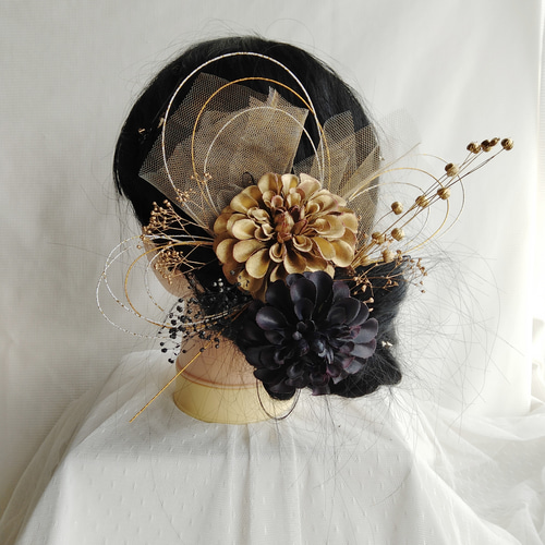 ブラックゴールドの丸菊×水引き×チュール 黒金の髪飾り 卒業式髪 ブラックゴールドの丸菊×水引き×チュール 黒金の髪飾り 卒業式髪