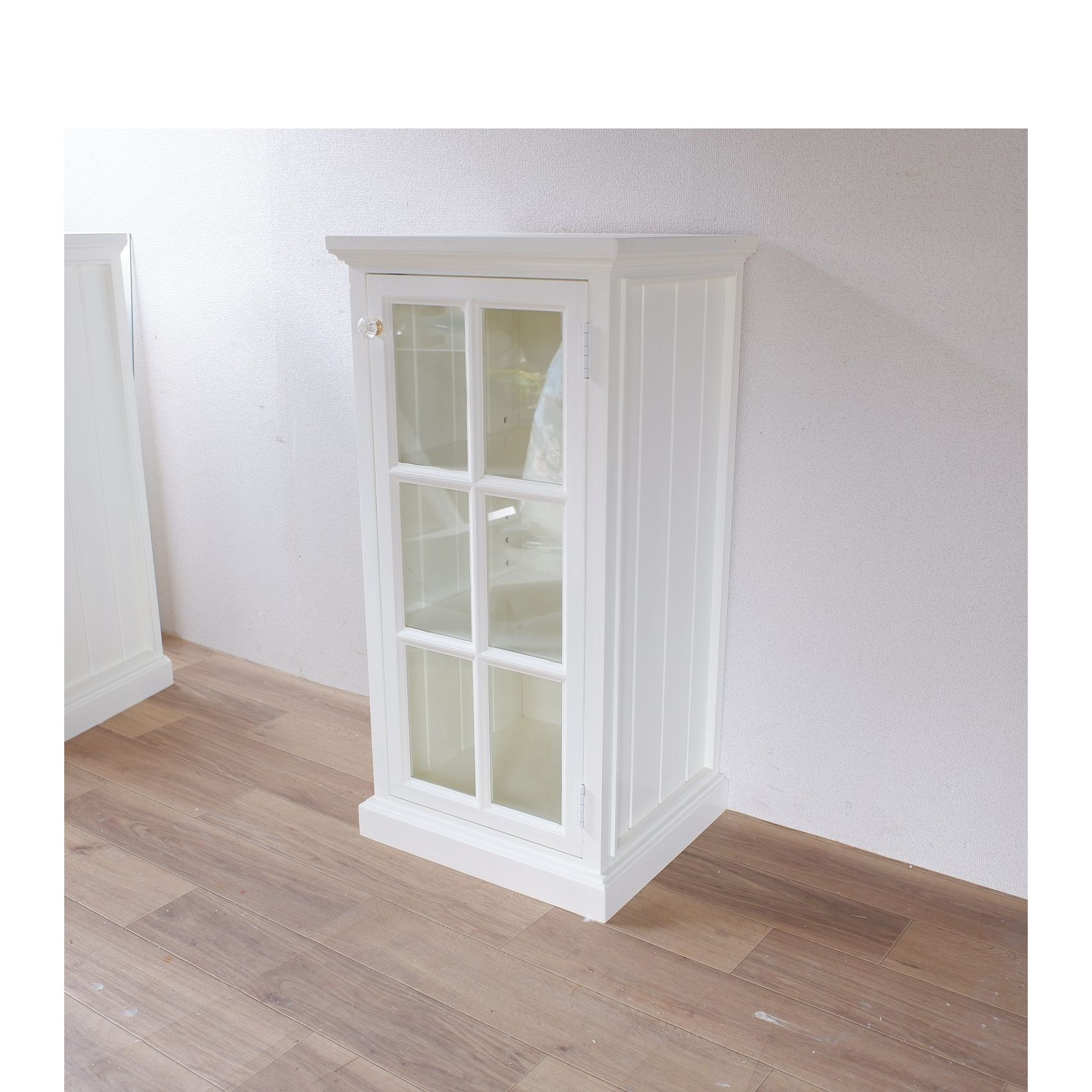 【２週間程度で発送可】スリムタイプな格子扉のキャビネット　ミルキーホワイト 　★取っ手が選べる★