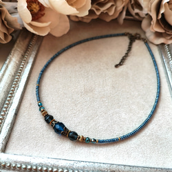 ミッドナイトブルー色チェコビーズのチョーカーネックレス 7枚目の画像