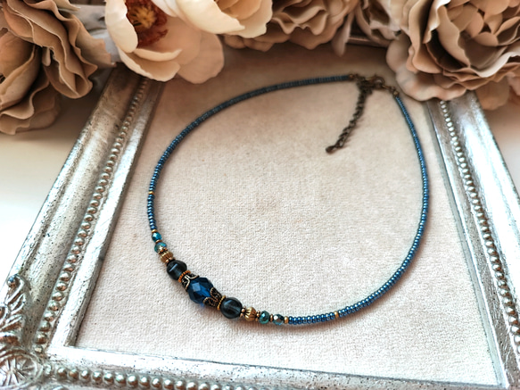 ミッドナイトブルー色チェコビーズのチョーカーネックレス 7枚目の画像