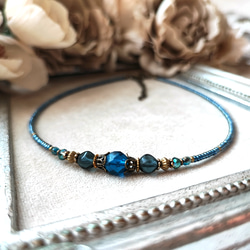 ミッドナイトブルー色チェコビーズのチョーカーネックレス 8枚目の画像