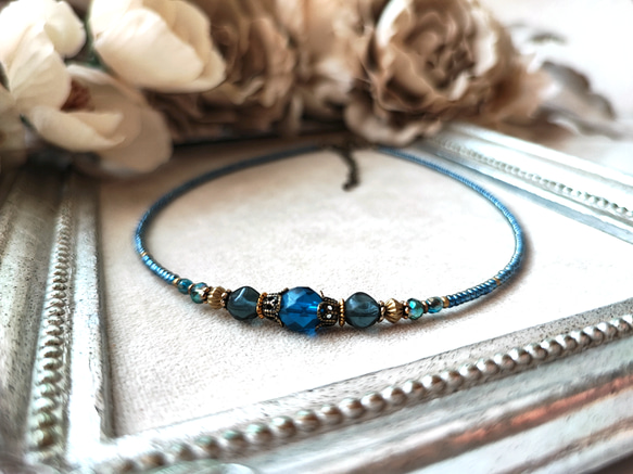 ミッドナイトブルー色チェコビーズのチョーカーネックレス 8枚目の画像